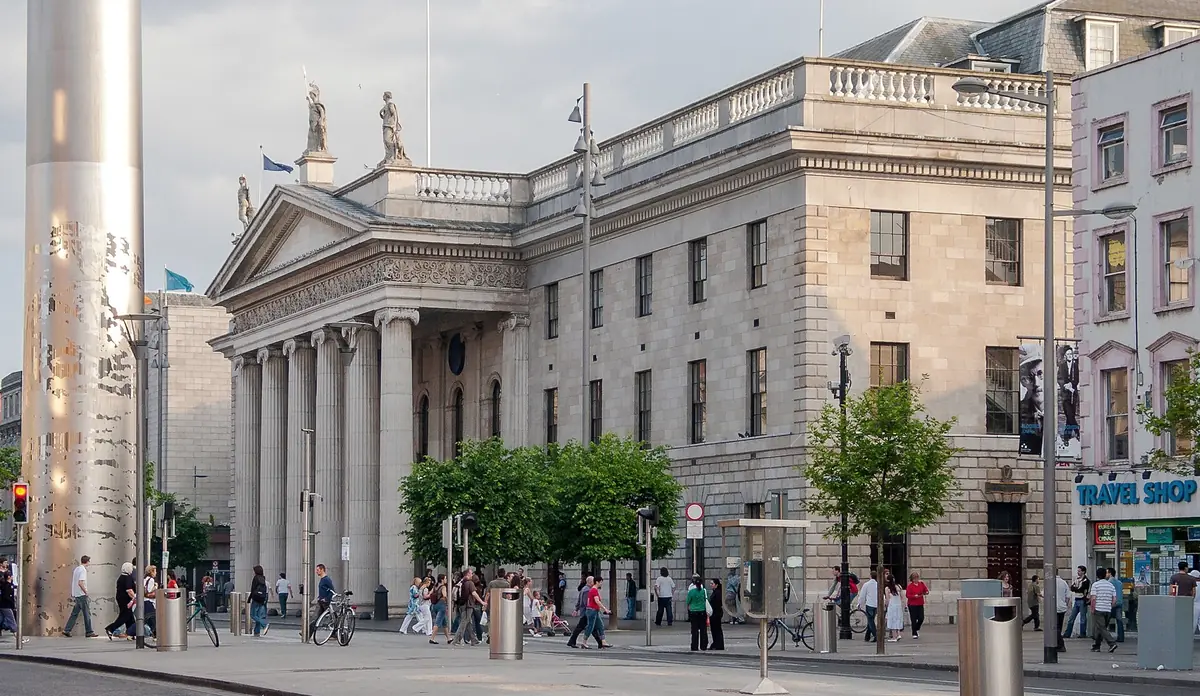 La facciata neoclassica con colonnato del General Post Office in O'Connell Street, a Dublino