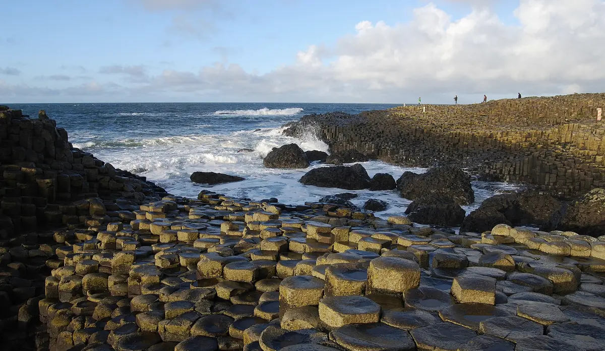 Le colonne di basalto della Giant's Causeway che scendono verso il mare mosso