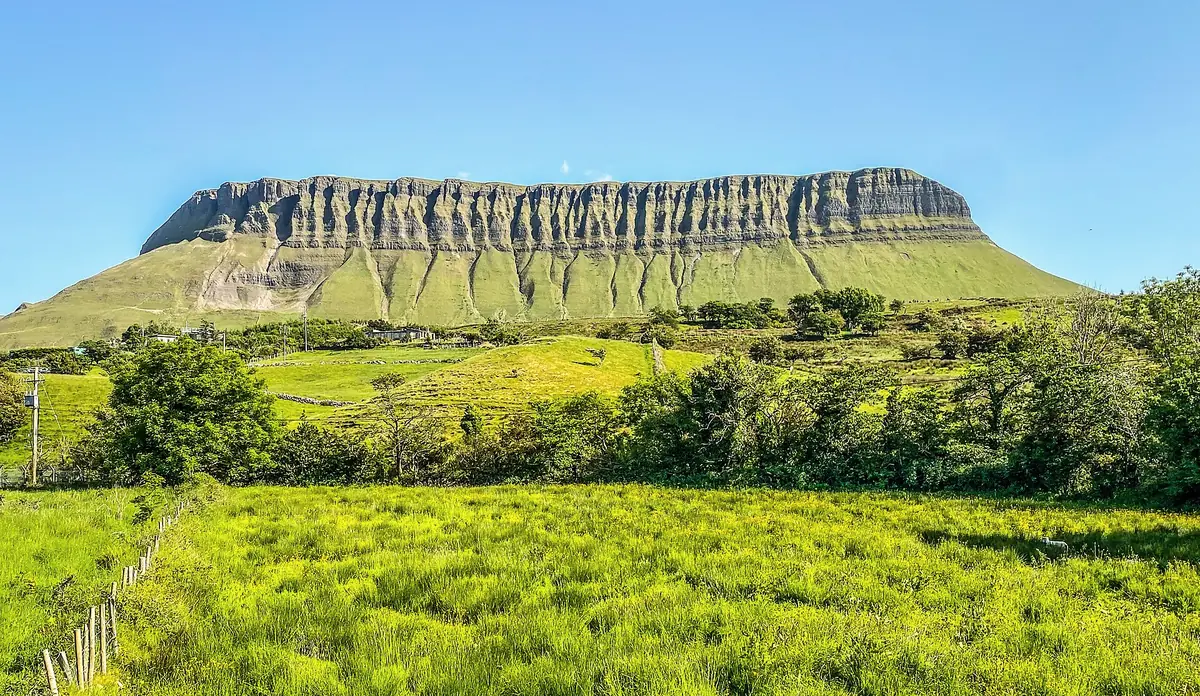 Il profilo tabulare del Ben Bulben, nella contea di Sligo, sopra prati verdi e siepi
